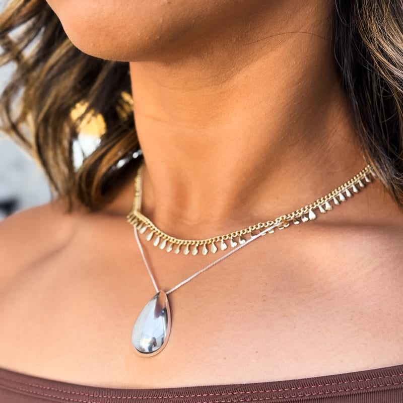 Choker dourado com franja e pingente gota de prata